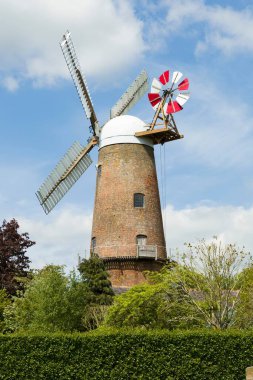 QuaINTON, İngiltere - 15 Mayıs 2020. Quainton Yel Değirmeni (diğer adıyla Banner Mill), 2018 yılında yelkenleri yenilenmiş eski bir yel değirmeni..
