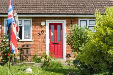 QuaINTON, İngiltere - 15 Mayıs 2020. Buckinghamshire, İngiltere 'de bir bungalov evinin ön kapısı ve cephesi.