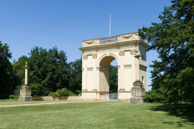 BUCKINGHAM, İngiltere - 25 Mayıs 2020. Korint Kemeri, Buckinghamshire 'daki Stowe House' un güney kapısının tarihi simgesi.