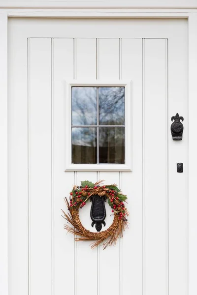 Белые Белые Серые Деревянные Входные Двери Лопастями Рождественской Гирляндой Великобритания — стоковое фото