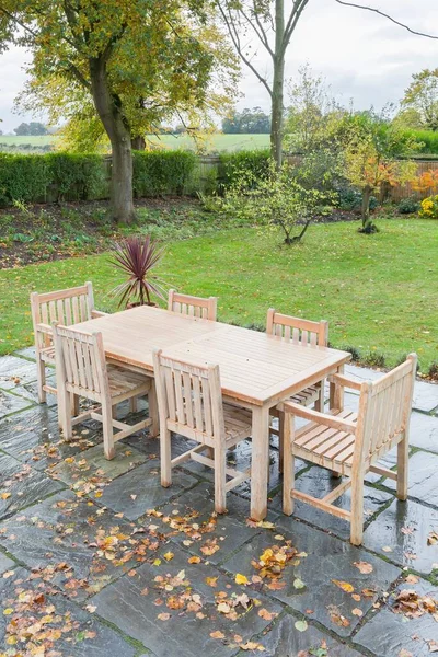 秋天英国乡村的一个大后花园 花园露台上有木制家具 — 图库照片
