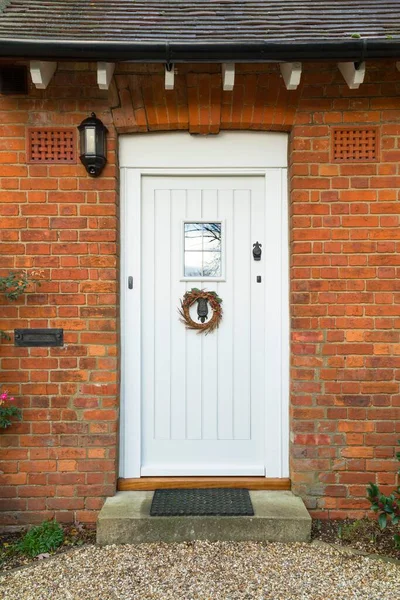 Wooden Painted Front Door Period House England Christmas Wreath Wintertime — Stock Photo, Image