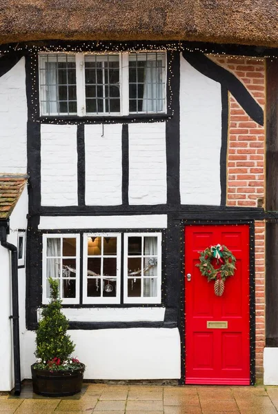 2019年12月26日 英国老旧茅草屋外的圣诞装饰品 冬季街上的景象 — 图库照片
