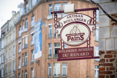 LILLE, FRANCE - 18 Temmuz 2013. Fransız Pastanesi, Boulangerie tabelası Lille, Fransa 'da bir fırının önünde.