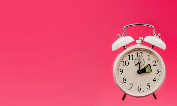 Pembe pop sanatının arka planındaki antika saat kış saati değişiminden dolayı gecikmeyi gösteriyor. Bir saat gecikti, bir saat gecikti, bir saat gecikti