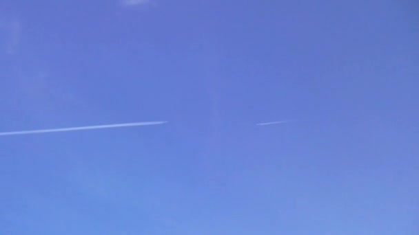 空中穿越梯队的飞机 — 图库视频影像