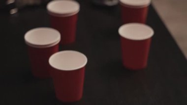 kırmızı plastik bardak arka plan