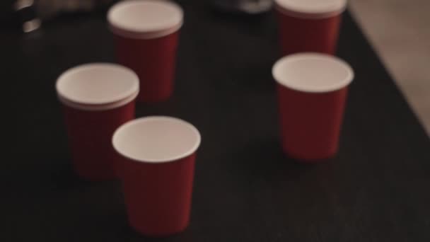 Rode Plastic Cups Achtergrond — Stockvideo