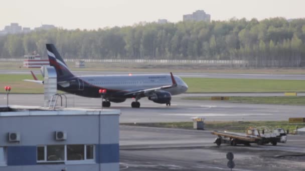 飞机转向地面航空公司国际出发 — 图库视频影像