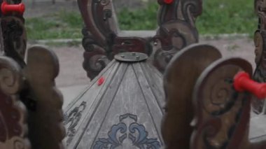 Tahta atlıkarınca, klasik tatil atları.