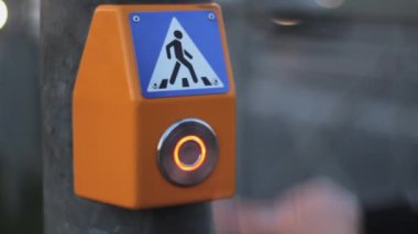 trafik ışık düğmesi yaya parmak itme