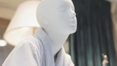 Beyaz manken tasarım dükkanı