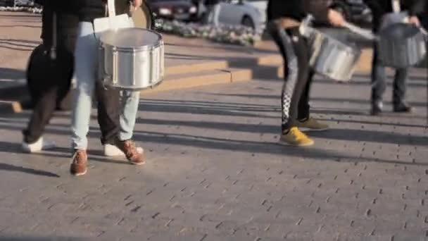 Уличные Барабанщики Играют Празднике Танцев — стоковое видео