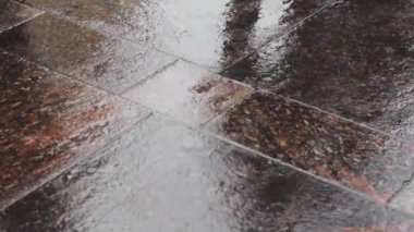 ıslak asfalt insanları ayak asfaltlarını havaya kaldırır.