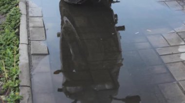 motosiklet yansıma su birikintisi yağmur taşıma