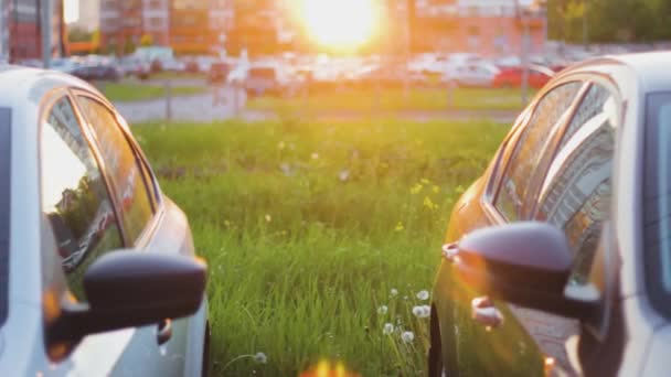 Puesta Sol Entre Edificios Coche Ciudad — Vídeo de stock