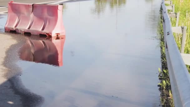 Αντανάκλαση Λακκούβα Νερό Μεταφοράς Υγρό — Αρχείο Βίντεο