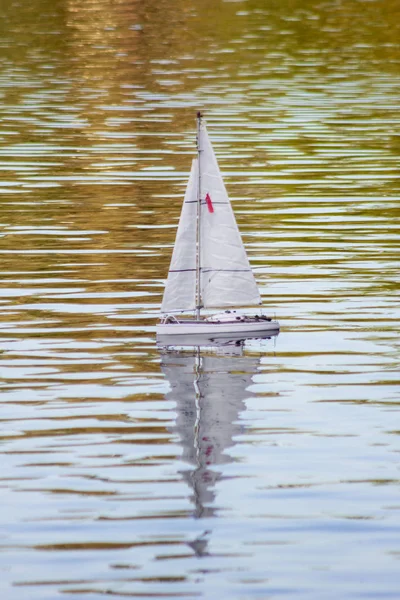 Veleiro Modelo Lago Brinquedo Parque — Fotografia de Stock