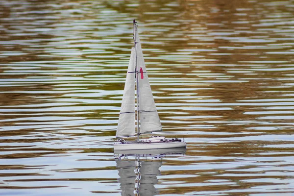 Segelboot Modell See Radio Fernbedienung Hintergrund — Stockfoto