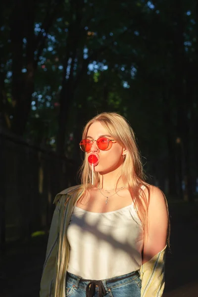 Flicka Sugande Lollipop Sexiga Solglasögon Attraktiv — Stockfoto