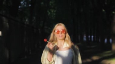 kız çekici lolipop emme yürüme