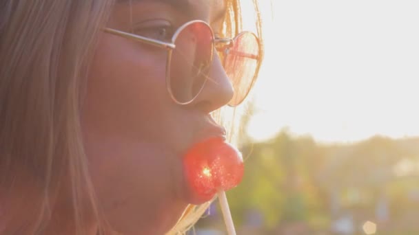 Cara Chica Cerca Lollipop Puesta Del Sol — Vídeos de Stock
