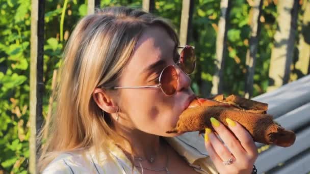 女の子はホットドッグフードを食べる — ストック動画