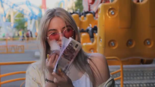 Meisje Zwaaiende Geld Joyful Rich — Stockvideo