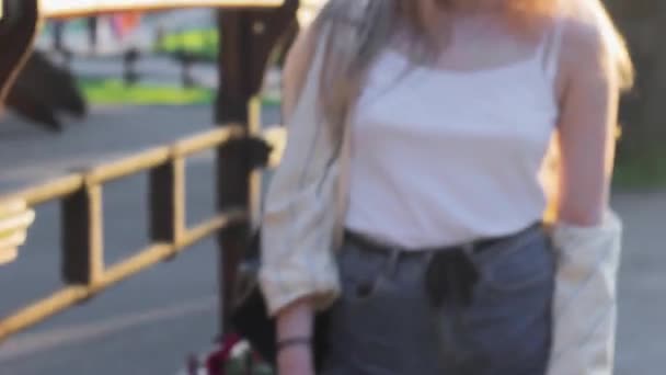 かわいい悪い女の子は公園の夏を歩く — ストック動画