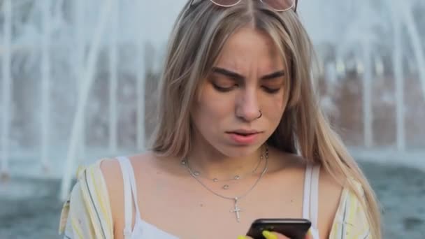 Dziewczyna Obraził Telefon Płacz Wstrząśnięty — Wideo stockowe