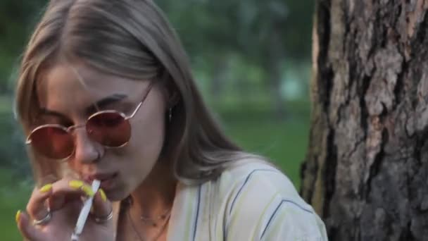 Κορίτσι Καπνίζει Γελάει Χαρούμενο Πορτρέτο — Αρχείο Βίντεο