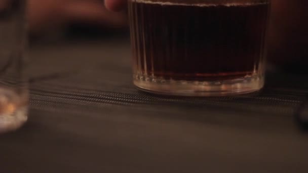 Glas Bier Pub Alcohol Handen — Stockvideo