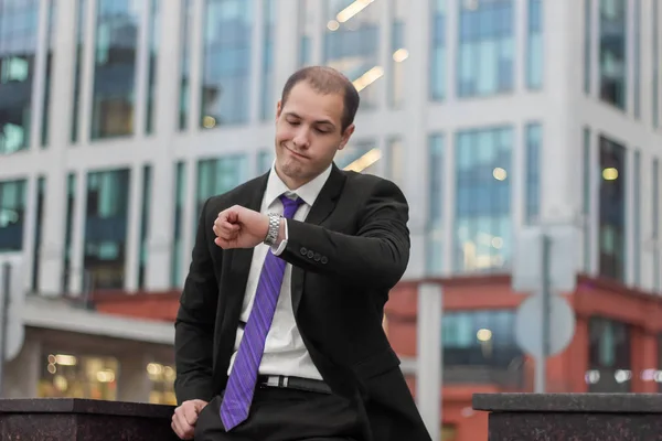 işadamı işçi saate bakar geç kaldı