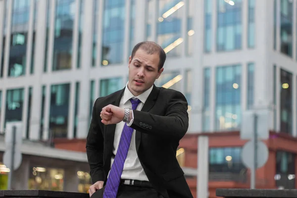 işadamı saat zaman kariyerine bakıyor