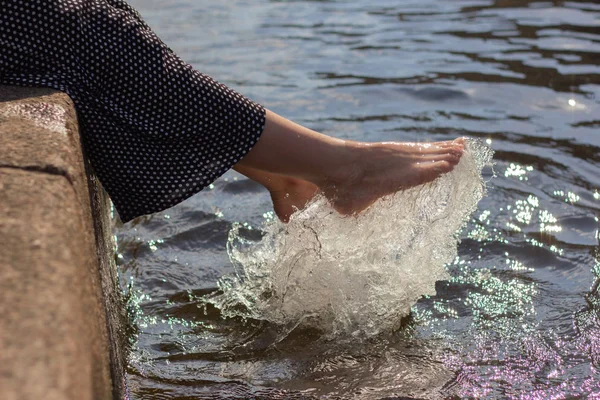 Voeten Water Vrouw Spetter Vakantie — Stockfoto