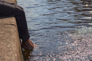 suda ferahlatıcı gevşeme ayakları