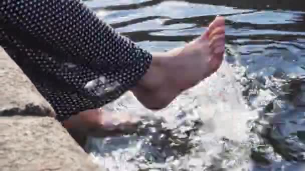 水の中の足は女性の喜びを飛び散らす — ストック動画