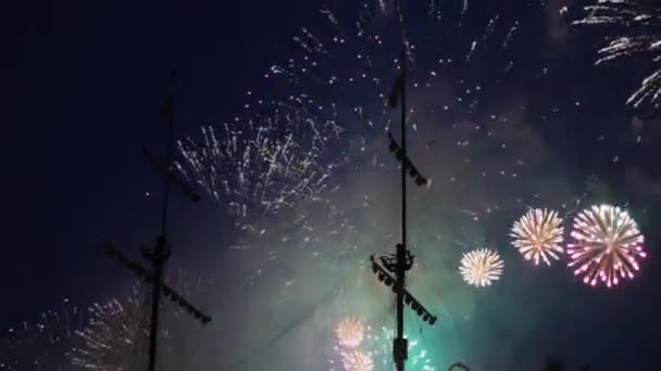 船舶烟花庆祝活动节日庆祝节日鲜红的帆 — 图库视频影像
