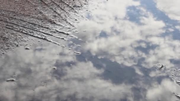 Himmel Spiegelt Sich Einer Pfützenlandschaft Abstrakten Hintergrund — Stockvideo