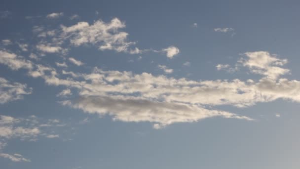 雲のスカイライン青い背景ビューの風景 — ストック動画