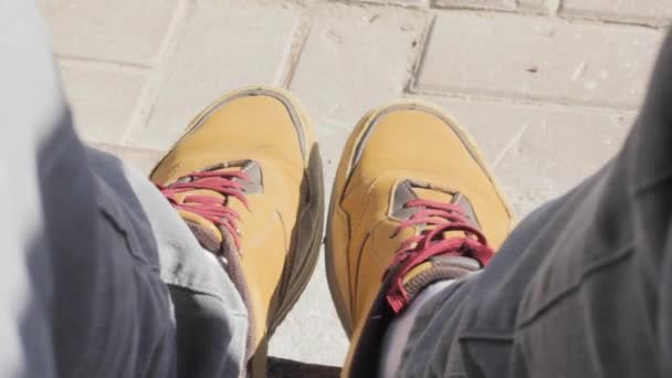 Mannen Voeten Sneakers Ritme Benen Trendy — Stockvideo