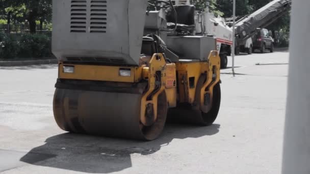 Asphaltbahn Rollmaschine Harte Straßenbauarbeiten — Stockvideo