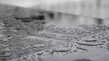 su damlaları siyah mermer yüzey yağmur