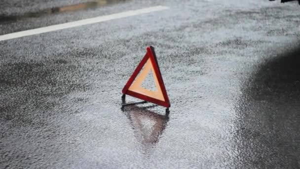 クラッシュサイン濡れた道路交通安全 — ストック動画