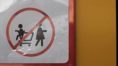 Bebek Çocuk Anne bırakmak için değil işareti