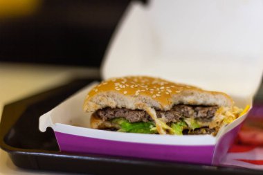 Burger ısırdı hamburger yemek sağlıksız