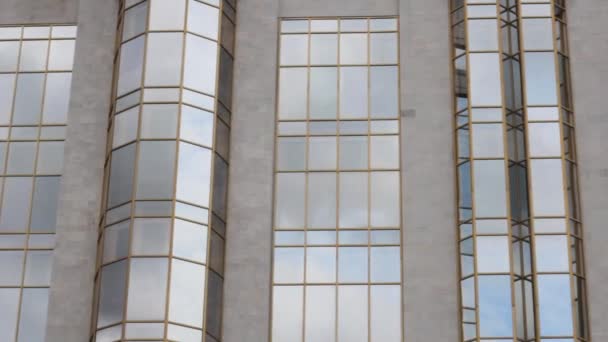 Fassade Des Gebäudes Ist Spiegelfenstergestaltung — Stockvideo