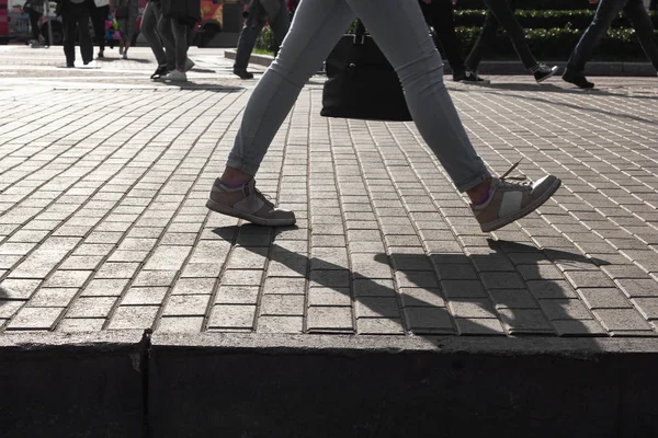 Pernas Pedestre Andando Cidade Mulher Urbana — Fotografia de Stock