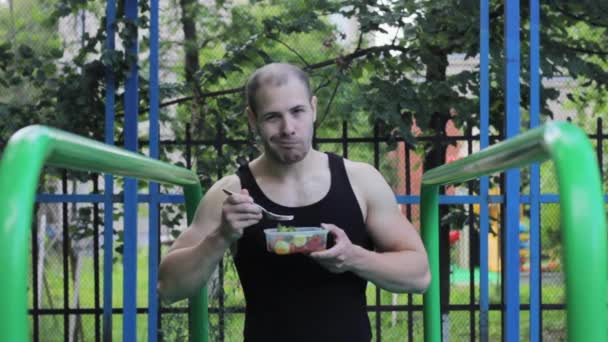 Sportler Essen Salat Fitness Bodybuilder Muskulöse Vegetarische Ernährung — Stockvideo