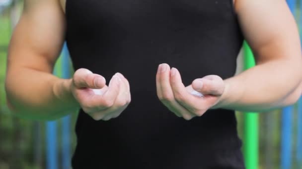 手タルクワークアウトジム重量挙げ運動 — ストック動画